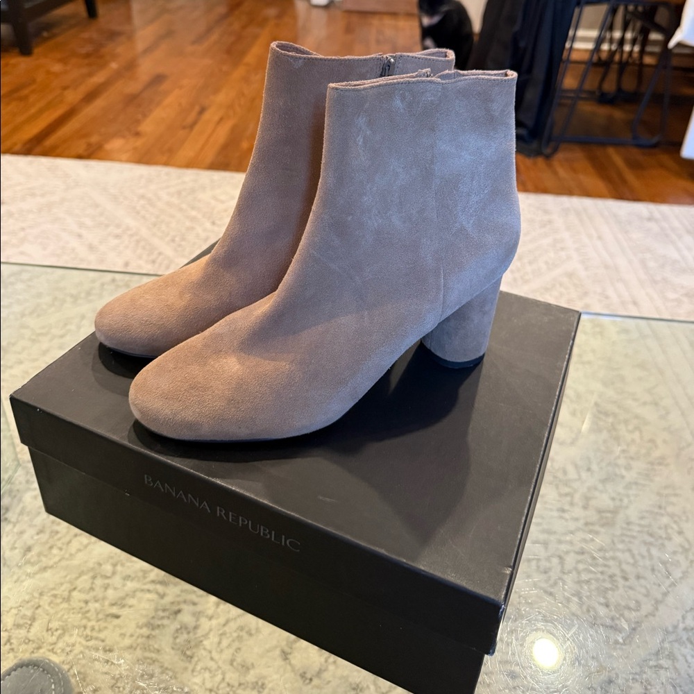 Banana Republic Tan Suede Round Block Heel Boot.